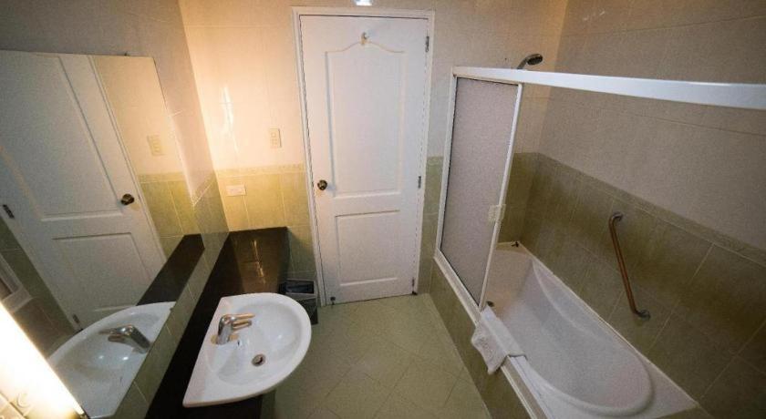 Moonbay Marina The Villas Olongapo Bagian luar foto